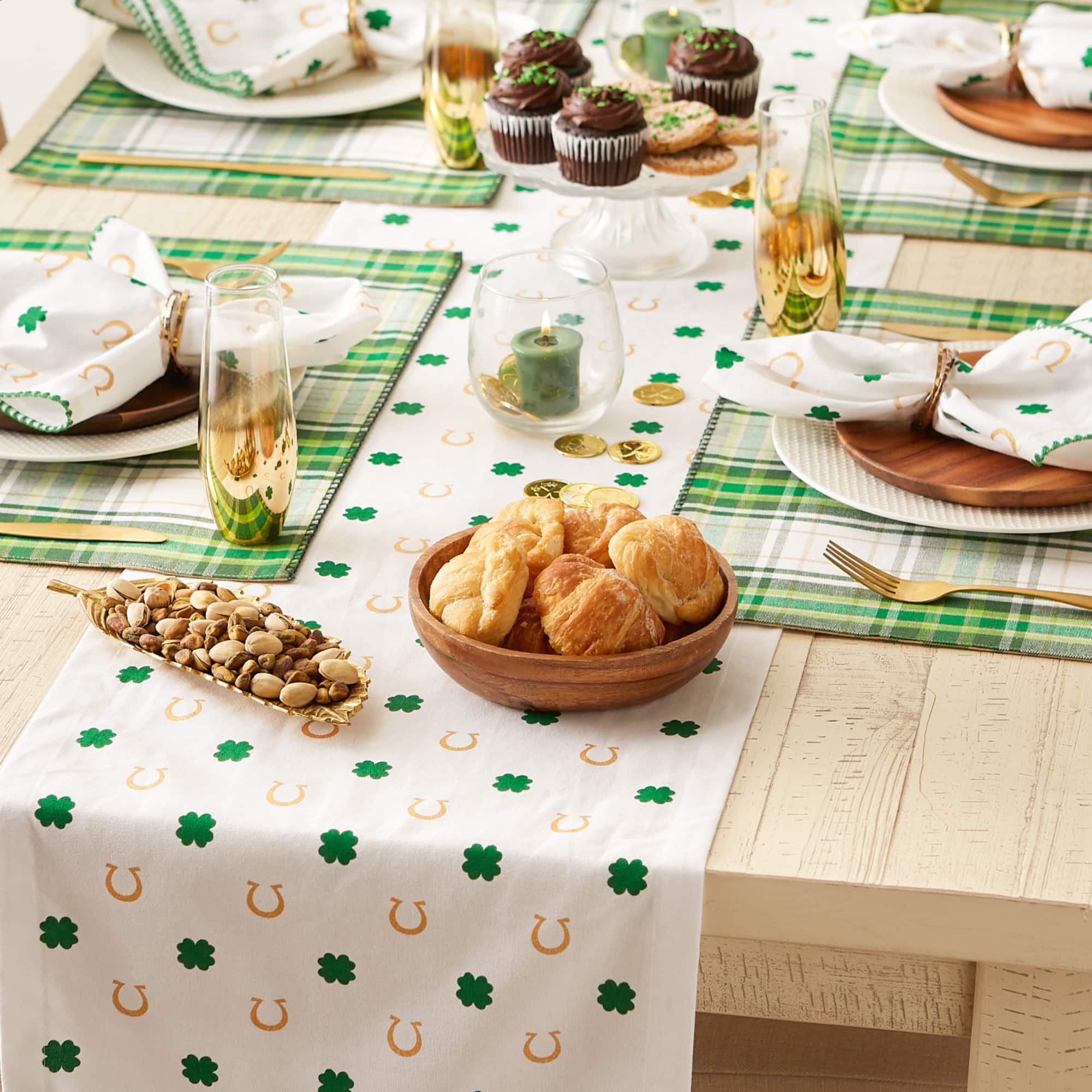 DII® 72" Clover Horseshoe Printed Table Runner